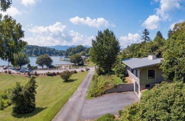 Lakeside Retreat at The Ginkgo Cottage - Location, location, location