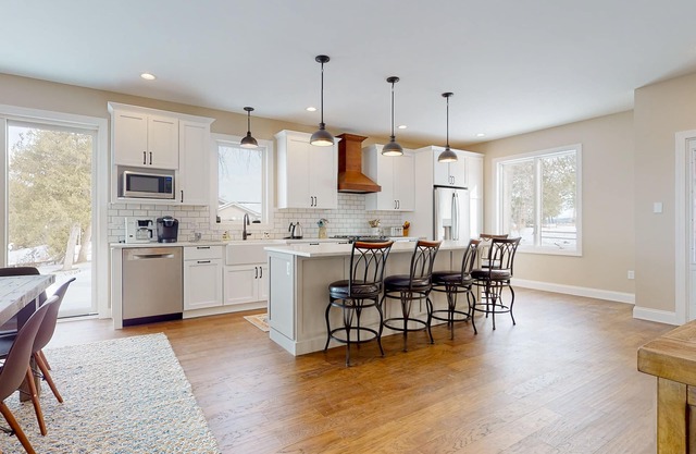 Lakeside retreat with grill, fireplace, W/D, AC & sunset views - dog-friendly