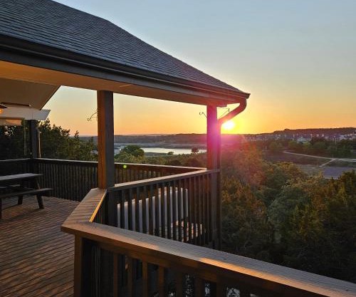 Lakeside Serenity! Your Tranquil Retreat