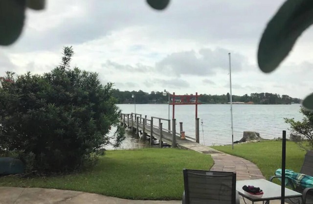 Lakeside Tranquility/Private Suite with free parking on Lake Murray