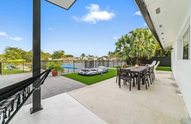 Lakeside Vibes Villa, Boat, Kayak, Foosball, Pool, & Ping Pong tables, BBQ, WiFi