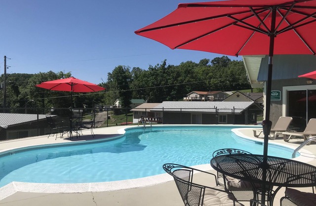 Lakeview Escape-2 BR Lakefront cabin w/2 pools, playground, boat ramp & dock