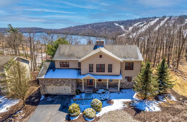 Lakeview, Walk to Slopes, Hot Tub, Gas Firepit Pool Table, Air Hockey, Pinball