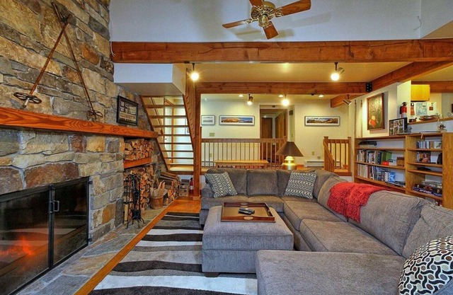 Lakewood Lodge: 4BR/2.5BA Killington Home | Private Hot Tub, Wood Fire, Kent Pond & EV Charger