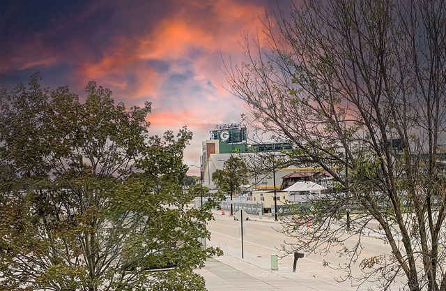 Lambeau Field and the entertainment district all less than a mile walk!