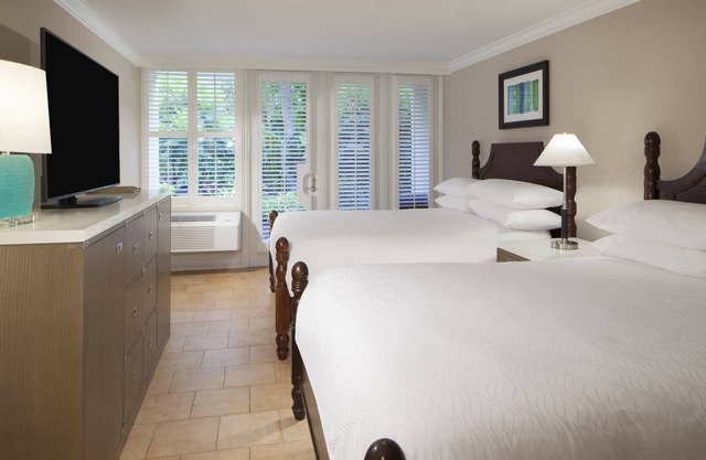 Lanai Two Queen, Pier House, Tropical Views, Beachfront Access, Key West Charm