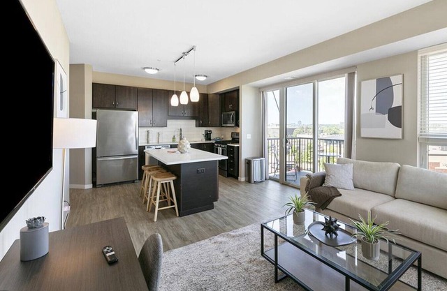 Landing at 71 France - 2 Bedrooms in Downtown Edina