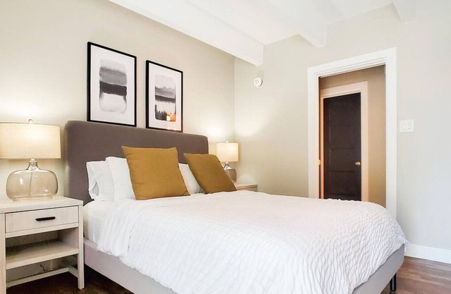 Landing at Black Swan - 1 Bedroom in Congress Park