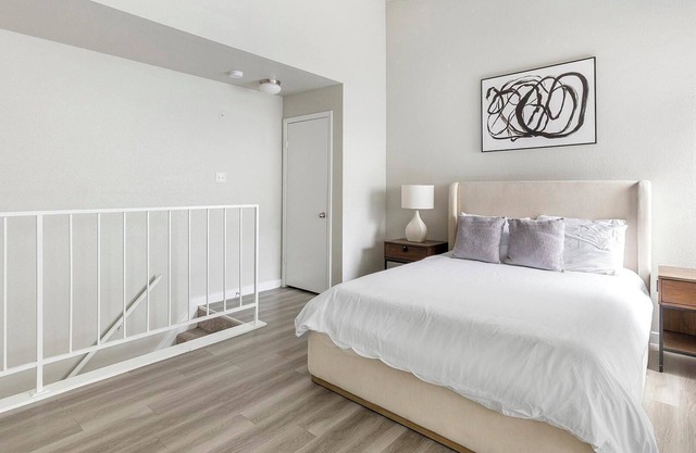 Landing | Chic 1BD, Gym, Pool