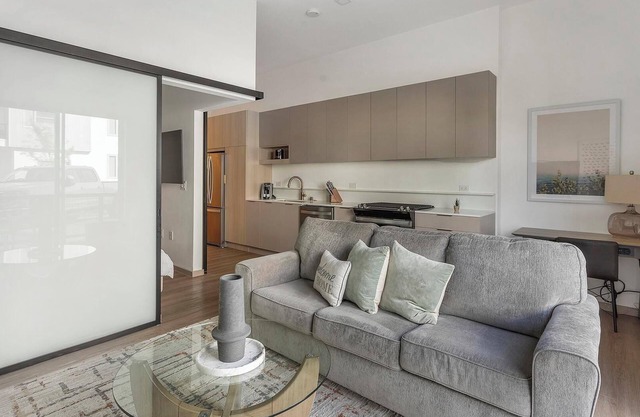 Landing | Chic Studio, Pool, Gym