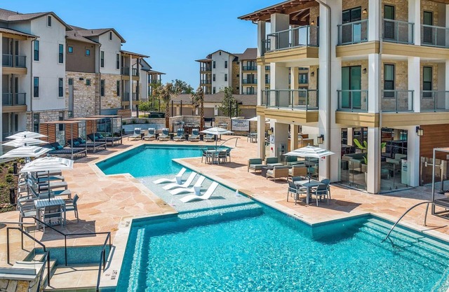 Landing | Incredible 2BD, Clubhouse, Pool