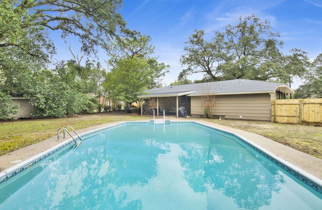 Langley House-4 bedroom with Pool