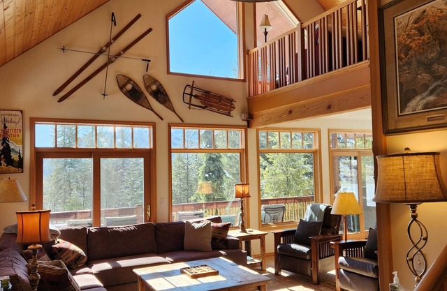 Larchwood Lodge with Lake View, Salt WaterHot Tub and Hiking Trails on 20 acres