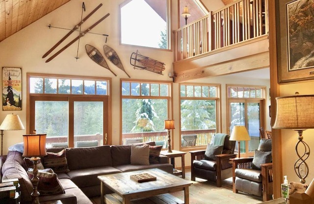 Larchwood Lodge with Lake View, Salt Water Hot Tub and Hiking Trails on 20 acres