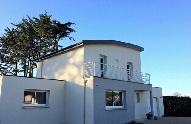 Large modern house 400m from the sea