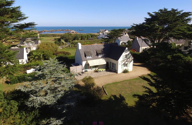 Large house in a wooded park with sea view for 10 people