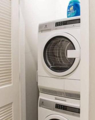 Large 1 Bed Apt In The Heart Of Downtown