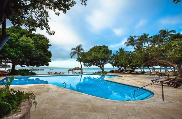 Large 1BR Unit with Kitchenette & Balcony w/Caribbean Sea Views! Pools & Spa!