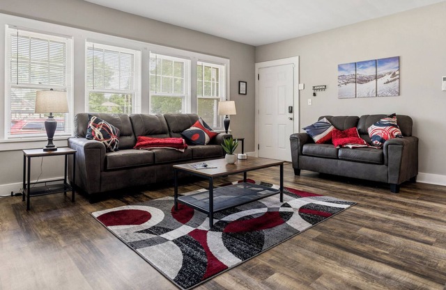 Large 2 Bedroom Apt in the Heart of Canton. Minutes to the HOF & both hospitals