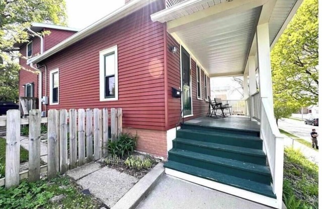 Large 3-bedroom House with Outdoor Hot Tub!