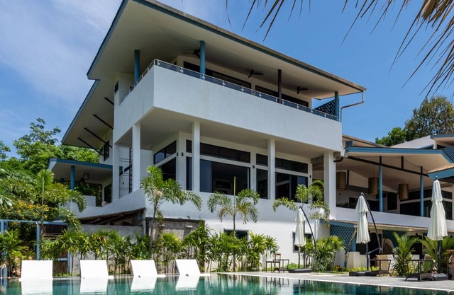 Large 3 bedroom penthouse apt. in Long Beach with seaview