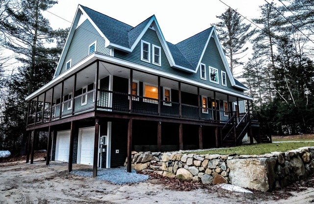 Large 4 bdrm Family home, sleeps 10! 12ft family dining table.