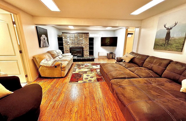 Large 4 Bedroom, Minutes from Mountains, Inlet, Airport and Downtown.