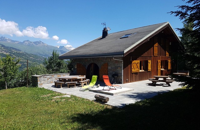 Large 4* chalet with terrace and breathtaking view 5 min from the Paradiski area