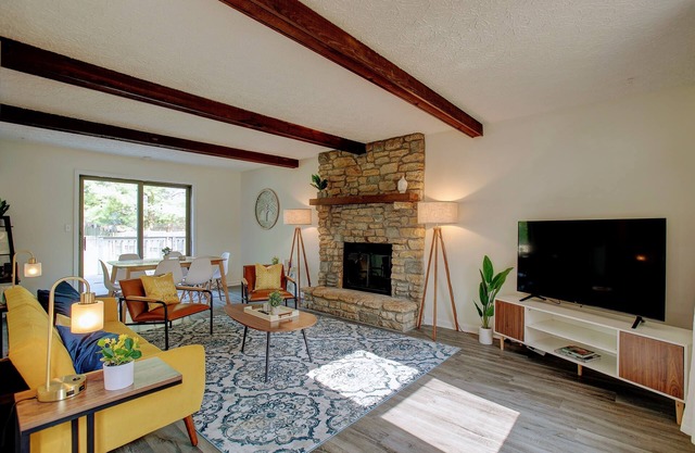 Large 4BR house w/a Downstairs Bedroom! Fenced Yard+Dog friendly+WFH