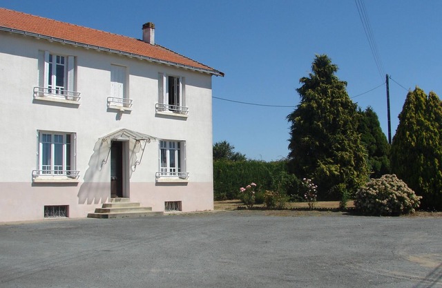 Large 5 Bedroom Detached House + large private gardens & free unlimited internet