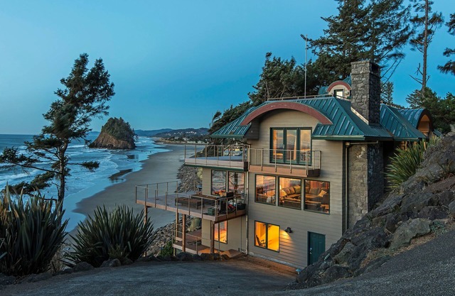 LARGE 6 BDRM OCEAN FRONT WITH AMAZING VIEWS, HOT TUB, BEACH ACCESS. Pet friendly
