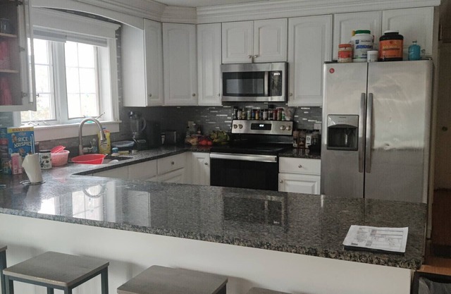 Large 6 Bedroom Suites with 6 full baths, Narragansett quick walk to the beach