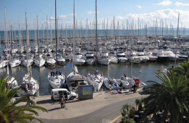 Large air-conditioned studio on the port of Hyères facing the sea