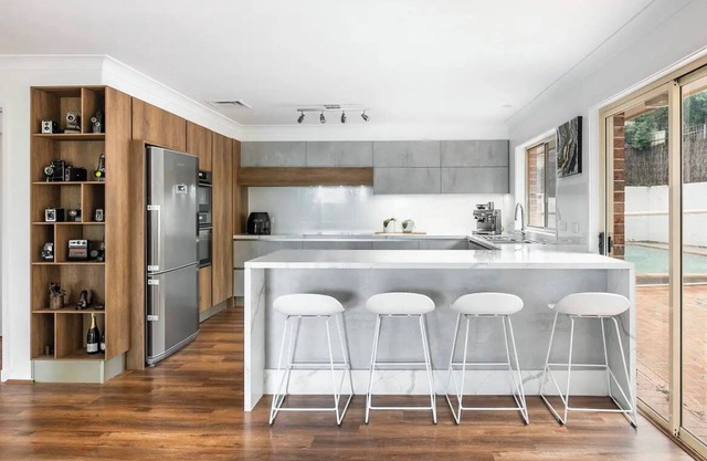 Large and modern 5 Bedroom home with a pool and work areas