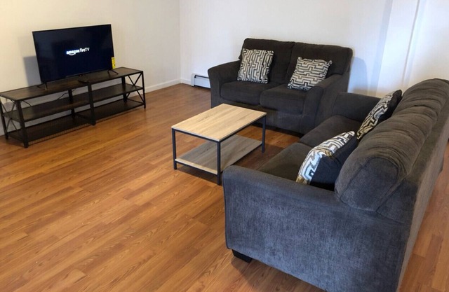 Large and private apartment that sleeps up to 10 people comfortably with direct NYC Manhattan train only 5 minute walk away