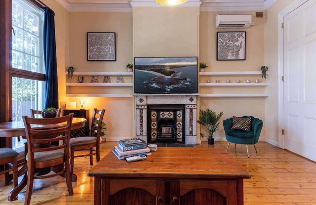 Large and Stylish Petersham Aparttment with Parking