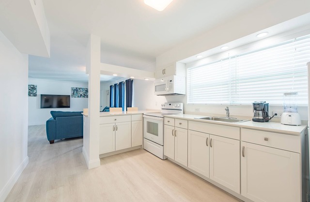 Large and tranquil suite, just steps from the Ocean.