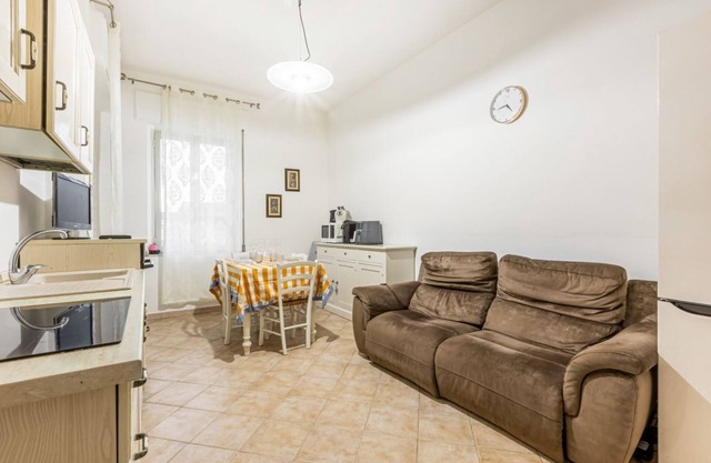 Large apartment of 90 sqm located on the second floor of a building WITHOUT elevator (stairs to access), can accommodate up to 5 people.The property is located in the center of Monserrato, served by all the main services: bars, restaurants, pharmacies an