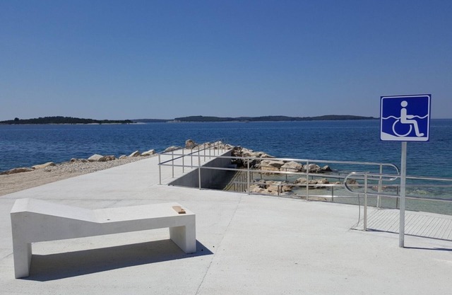 Large App. with air conditioning in a quiet site, a few minutes from the beach