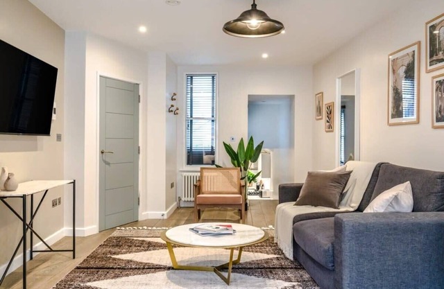 Large Boutique Studio in Chinatown