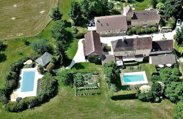 Large comfortable cottage (4 *) with terrace, garden and private heated pool.