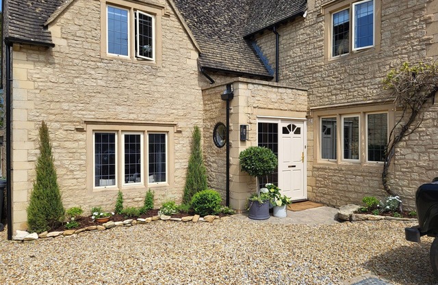 Large Cotswold Country HousenPerfectly locatednStunning country kitchen with Aga