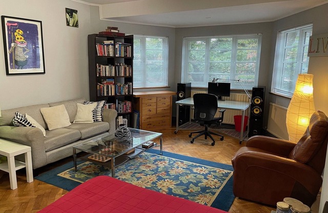 Large Double Bedroom 10 minutes to central London