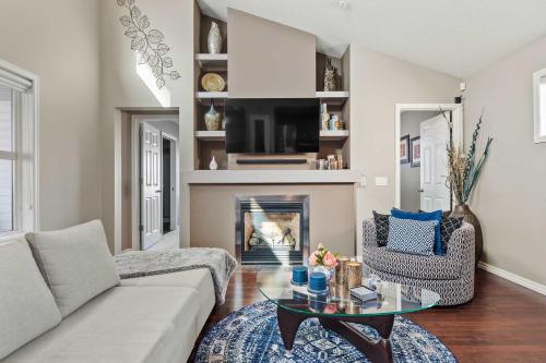 Large Family 4 BR Entire Home w Kid's Play Tent! By Airport - FREE Banff Pass, Wine, Gym, Netflix, BBQ!