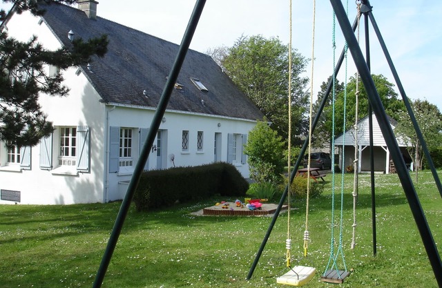Large family house 2km from beaches - Bright -5 bedrooms, beautiful garden!