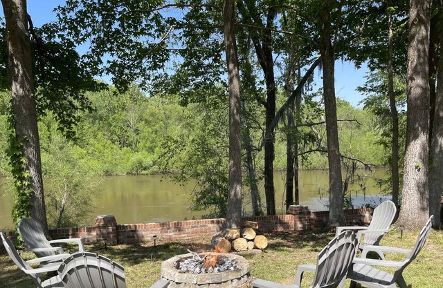 Large Family Home on the Savannah River - Grill, Pool Table, Fire pit, and Indoo