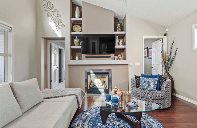 Large Family Home w Kid's Play Tent! By Airport FREE Banff Pass Wine Gym