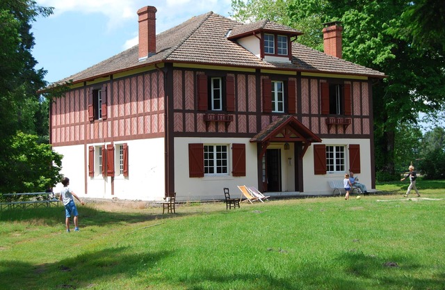 Large family home with park, orangery, outbuilding in quiet location.