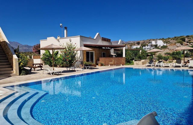 Large family house with sea view and 2 pools