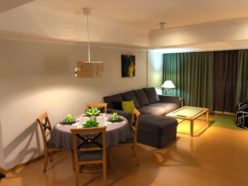 Large family room near Metro Taipei station for comfort and convenience, where 5 can relax and create unforgettable moments